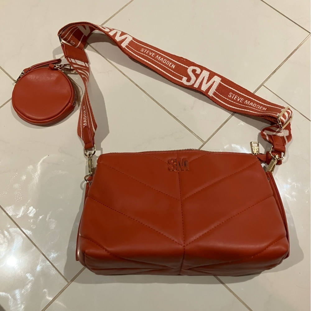 Steve Madden orange / red Crossbody Bag. Adjustable strap. Excellent condition